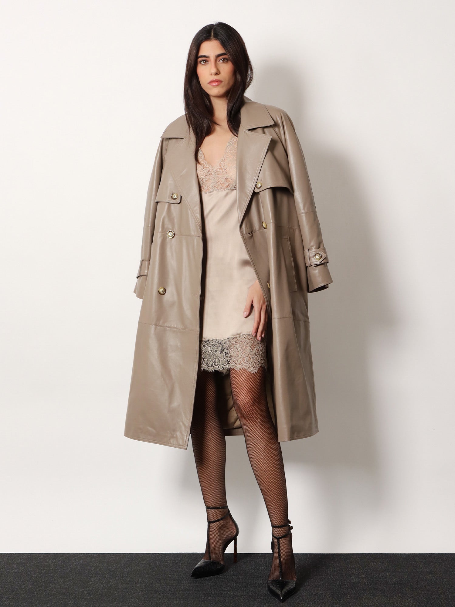 Satin short dress with lace inserts - Image 2