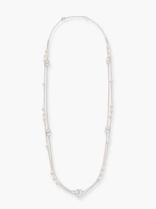 Metal necklace with silver finishes
