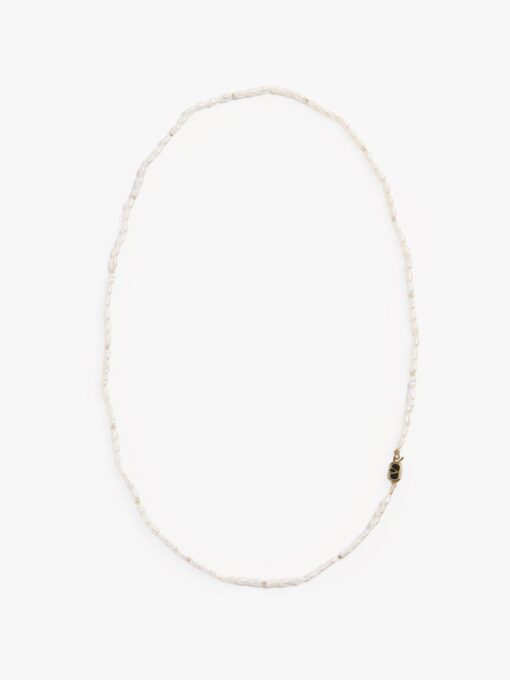 Metal necklace with pearls
